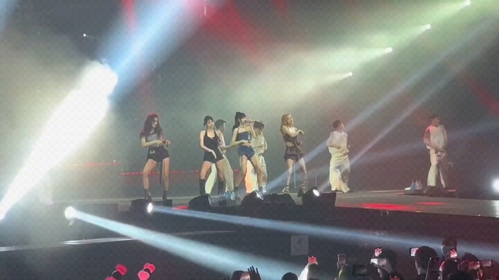 حفل بلاك بينك في هونغ كونغ: ليا وروز حقًا زادت إعجاباتهما بمئات الملايين