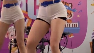 As we all know, videos cannot be photoshopped. My legs look like this. Hehe. Completely crazy. Xian 