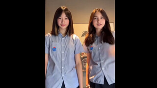 neinei mengenakan seragam sekolah dan menari bersama teman-teman sekelasnya, seragam sekolahnya bagu