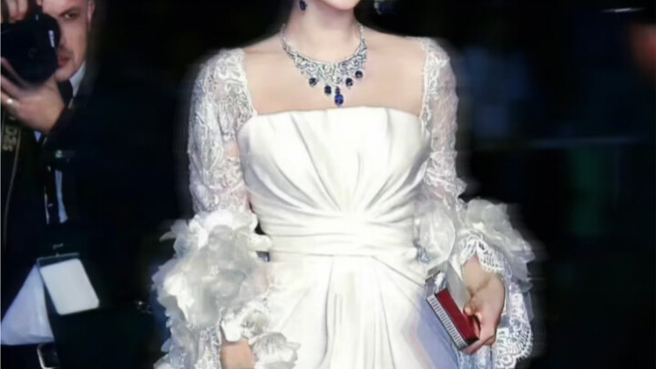 Ternyata di hadapan kecantikan yang mutlak, bahkan niat untuk mendekati pun tidak berani!!!