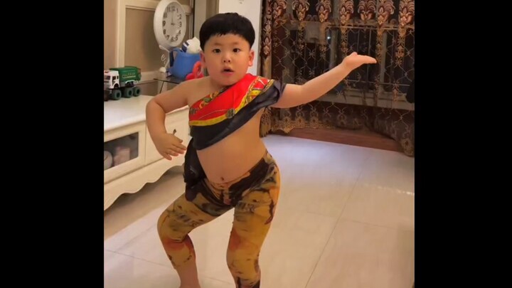 Nak, kamu benar-benar paham cara melakukan penampilan bakat; ini serius tarian suku Dai atau malah t