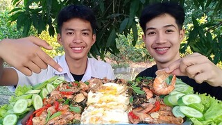 กระเพราถาดหมูสับกุ้งไข่ดาว ไข่เยิ้มๆ ราดบนข้าวแบบฟินๆ.