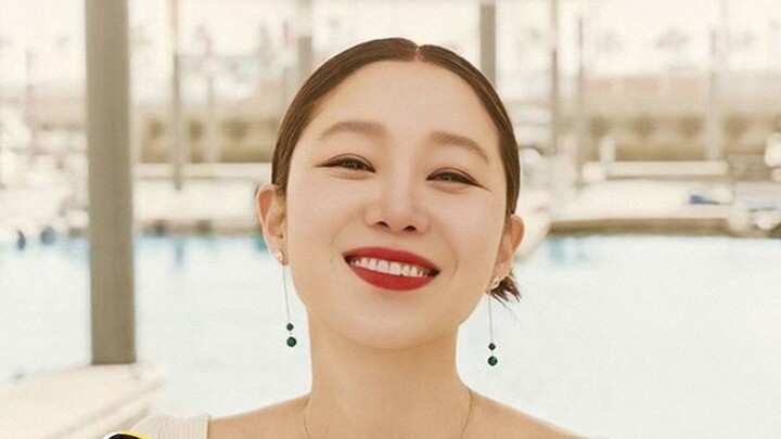 Khổng Hiếu Chân kết hôn: Không so váy áo, không so đồng hồ, chỉ so bạn trai trẻ hơn!