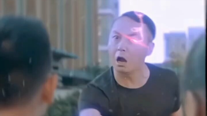 Cô gái: Em đoán xem tại sao em lại không cười