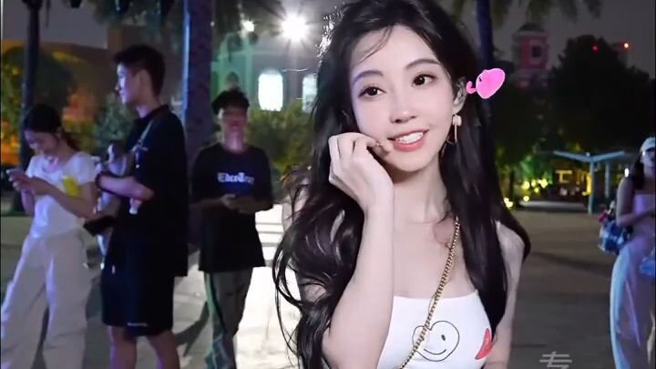 冯提莫边走边唱《小手拉大手》（梁静茹)❤️🌹