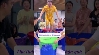 Thử thách nhảy vào xô để nhận quà, #giaitri; #haihuoc; #troll; #funny; #shorts ; #nguonghaihuoc