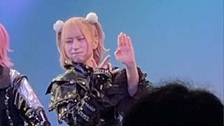 استيقظت فجأةً فرأيت صاحب المعطف المطري نفسه يكتب مقالةً قصيرةً على طريقة العُمَّال الكِبار! [تشيساي 