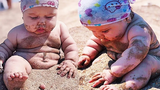 ทารกตลก ๆ เล่นบนชายหาด - ช่วงเวลาเด็กน่ารักกลางแจ้ง