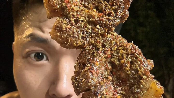 เลิกงานตอนดึก หาแผงปิ้งย่างข้างทางสักหน่อย สั่งหมูสะเต๊ะมาหน่อย จิบเหล้าเบาๆ สักหน่อย เพื่อผ่อนคลายค