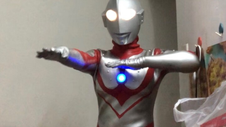 Ultraman Zoffel "Itu Tuan" ada di tangan