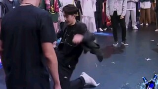 [Wang Yibo] Semifinal gaya bebas popping kembali! Menari dengan setelan jas itu keren banget!!!