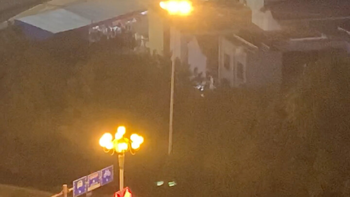 في جنازة عادية في منزلٍ عادي، سمعتُ "النشيد الدولي"