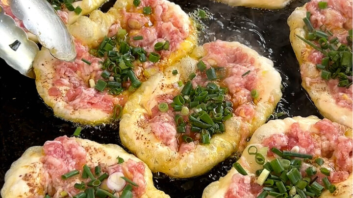 4-yuan egg and meat pancakes on the streets of Chongqing—loaded with both meat and eggs, super gener