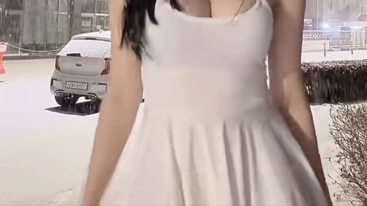 Tuyết rơi thì e vẫn mặc kệ