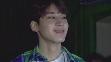 เมื่อจอนวอนอูลิปซิงค์กับคิมมินกยูอย่างไม่แสดงออกและปรบมือของเธอ