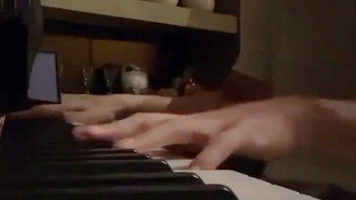 Late-Night Emotional Breakdown! Zhang Yixing Live Streams Acoustic Performances of “December’s Mirac