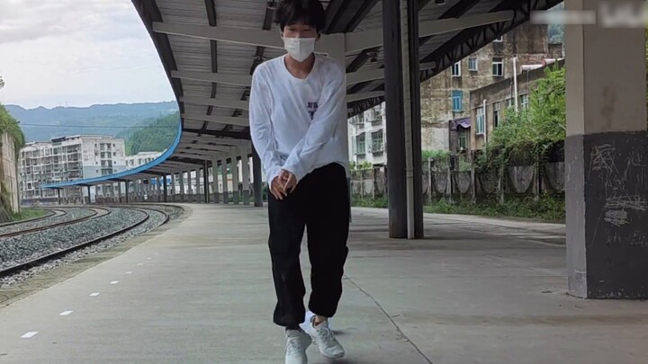 Dia sangat terkendali, dan siswa sekolah menengah menari mengikuti "Roar" EXO, kembali ke klasik, ka