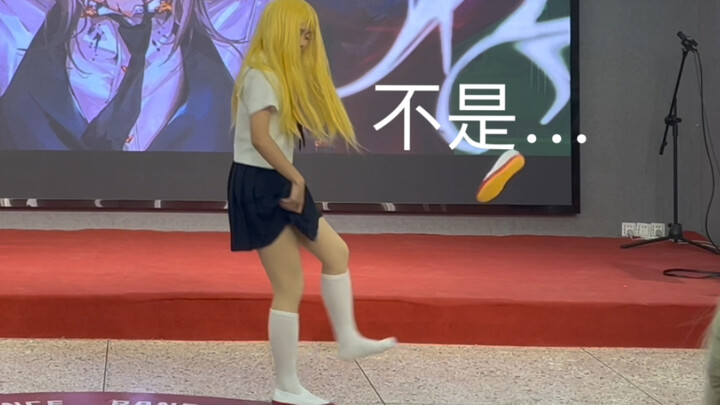 怎么有人爬台把鞋跳飞了