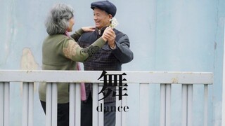 我当时不小心碰了一下她的手，我得对她负责。