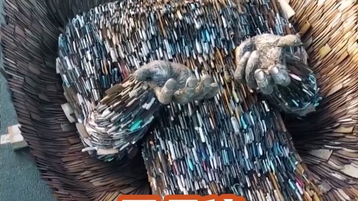 Patung Malaikat Pisau yang terbuat dari 100 ribu pisau