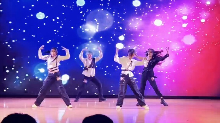 Đội Carla đã giành chức vô địch trong cuộc thi nhảy đường phố của trường!!!