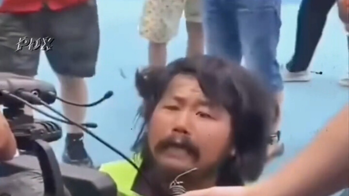 他双腿残疾，以捡破烂为生，却捐款超百万，跪着的巨人！先生大义