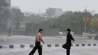 The two guys' street dance performance in the rain is exciting!