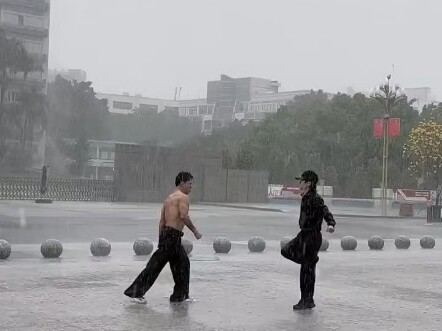 两小伙雨中表演街舞热血沸腾！