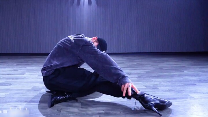 [蔡徐坤-欲] Teacher Fantuan choreographs and everyone becomes the queen of high heels together!