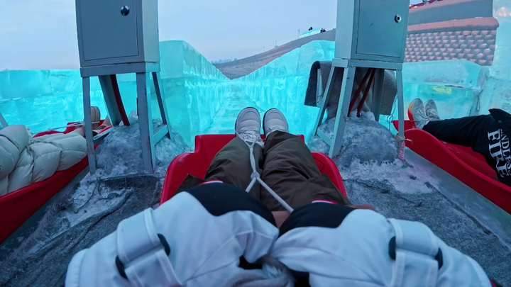 บันไดน้ำแข็งเล่นสนุก แต่หนาวสุดๆ!