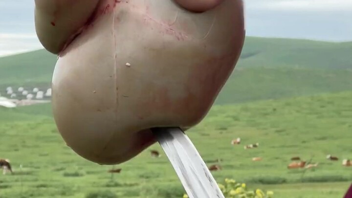 Sarapan di Mongolia Dalam cukup dengan seekor domba saja. Hari ini santai-santai makan domba sambil 