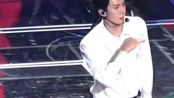 I’m totally obsessed with Sehun’s effortless, laid-back vibe—it’s just so chill and cozy.