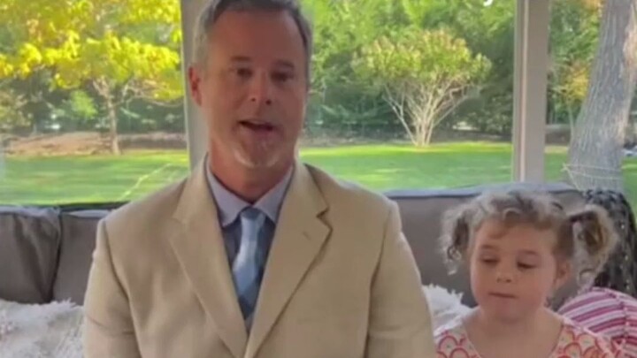 Chà, đây chẳng phải là Shirley Temple sống động sao? Dễ thương quá đi mất!