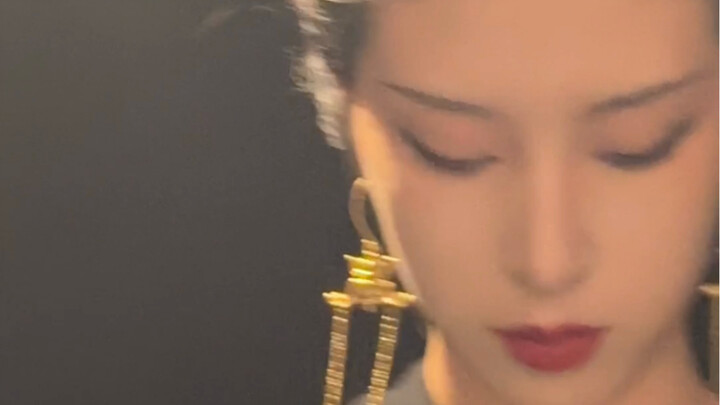 Tolong pakai big data untuk merekomendasikan saya kepada para perempuan yang suka mata satu kelopak!