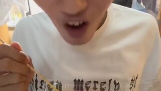 给兄弟们买了些水果，感觉他们有点兴奋