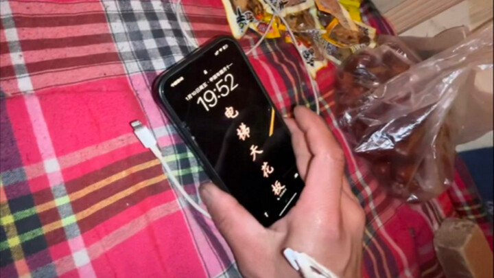 今天太冷了  赶紧洗洗脚躺被窝睡觉吧  再过几天就回家过年了