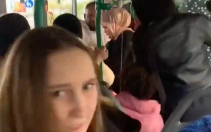 Saat orang Eropa menikmati pemandangan jalanan lokal sambil duduk di bus, tiba-tiba…