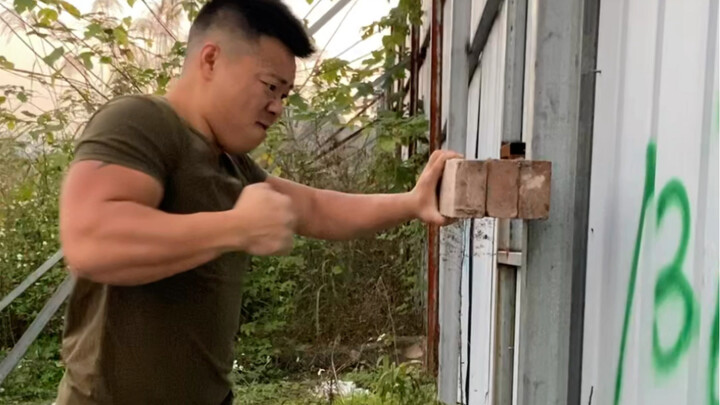 Pemuda desa keras berlatih pukulan jarak dekat, daya ledaknya benar-benar menakutkan!