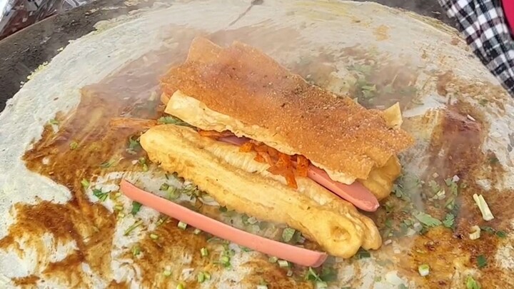 Bánh kếp trên phố chỉ có 5 tệ một cái thôi!