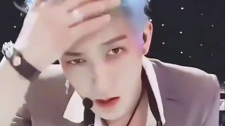 ปกติเล่นอะไรแหวกแนวบ่อยจนเกือบลืมไปแล้วว่าฮวงจื่อเทาเป็นสมาชิก EXO!