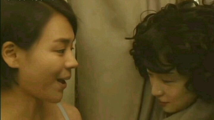 Zhou Dongyu is really obsessed with having a cleavage!