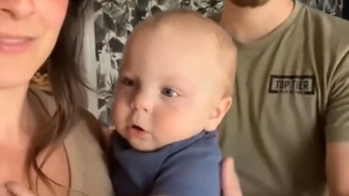 Mẹ bế vs bố bế: Phản ứng của con mới là “gây sốt”!