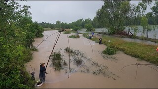 มาดูคนยกยอหาปลาในวันฝนตก Udon Ladies Fishing in the Rain