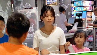 Rejecting social phobia, confident Xiaohua dances hip-hop in the supermarket