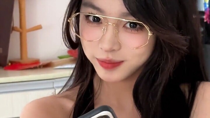 أختي الصغيرة مضطرة للعمل مرة أخرى اليوم هههه