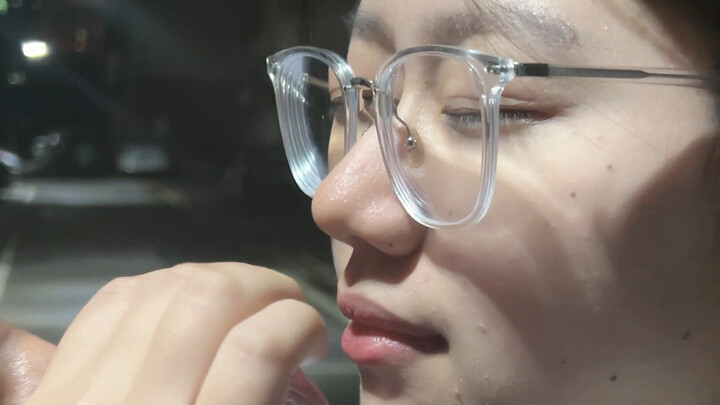 Ketika Adik Perempuan Mencibir Ciuman Pacar