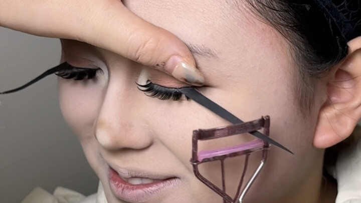 【Little Fish Canned】Gene Future Cosplay Makeup Tutorial | Why Are These Lashes So Long?
