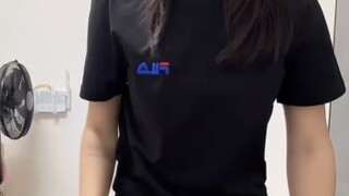 ถึงจะเป็นการขายเสื้อผ้าแต่ทุกคนก็เข้าใจจุดเด่นของวิดีโอนี้