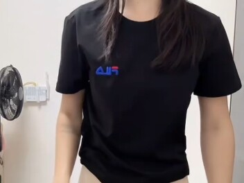 ถึงจะเป็นการขายเสื้อผ้าแต่ทุกคนก็เข้าใจจุดเด่นของวิดีโอนี้