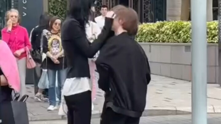 Bạn gái của donk là suns1de hóa ra lại mê trai trẻ; mẹ vợ ôm vào lòng nựng nịu mãi, ai ngờ hóa ra đó